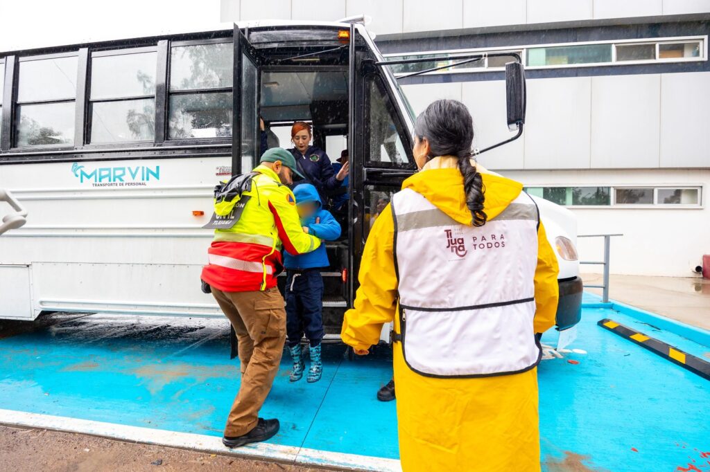 El XXVI Ayuntamiento de Tijuana realizaron la evacuación de 140 personas en dos centros educativos 